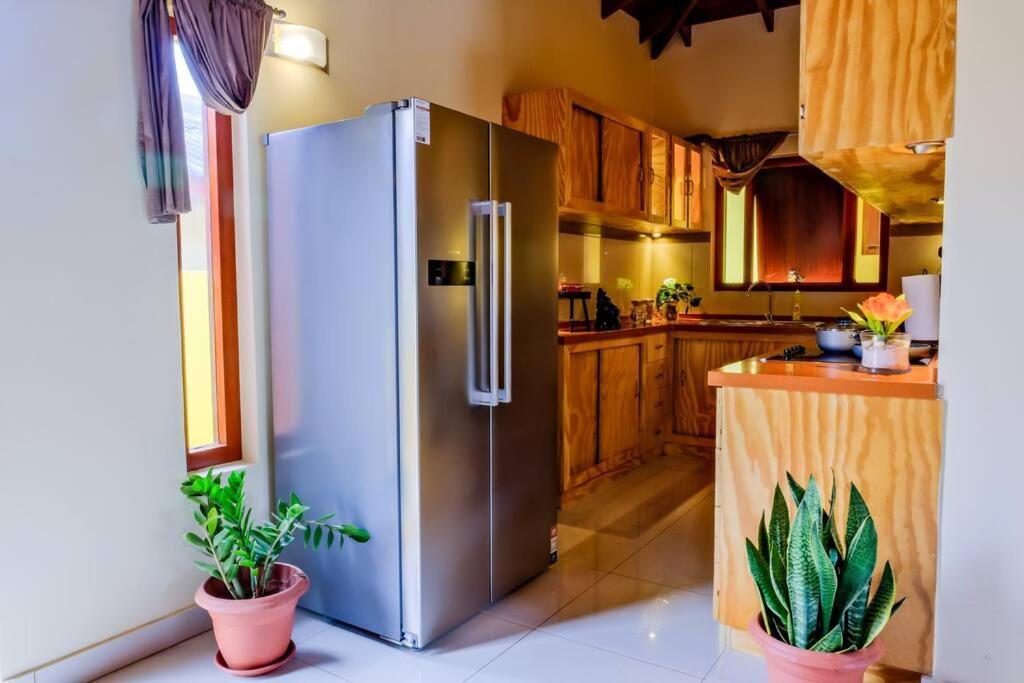 Iona'S Home: Vibrant 2Bedroom Home Near วิลเลมสตัด ภายนอก รูปภาพ